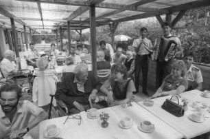 Sommerfest für die Bewohnerinnen und Bewohner des Alten- und Pflegeheims Klosterweg auf dem Gelände des Kleingartenvereins Parkstraße/Hirtenweg