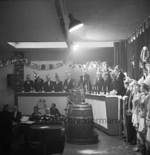Karneval: Hotel Oldesloer Hof, Saal: Prunksitzung: Veranstalter Oldesloer Männerchor von 1844, Oldesloer Singakademie von 1946: Bühne: auf Podium: Sitzungspräsident Heinz Sahl, Elferrat stehend: rechts Mädchengarde: "Bütt": links Musik-Combo