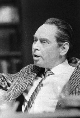 Szenenbilder aus "Das elfte Gebot", Schauspiel von Lajos Mesterházy (Regie: Helfried Schöbe l/ Horst Schönemann, Ausstattung: Dieter Berge). Maxim-Gorki-Theater Berlin, 02.04.1962 (Premiere am 04.04.1962) : Mit Albert Hetterle (Schriftsteller), Sabine Krug (Marika), Walter Jupé (Zoltán), Monika Lennartz (Márta), Horst Westphal (Joska), Alfred Müller (Lehrer), Ruth Langer (Karola), Kurt Böwe (Bürgermeister), Helga Raumer (Frau Kadacz), Erich Mirek (Meszaros) u. a.