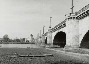Marienbrücke (Straßenbrücke) : Straßenbrücke Marienbrücke. Blick vom Neustädter Ufer über die Elbe gegen ehem. Orientalische Tabak- und Zigarettenfabrik "Yenidze" (1907-1909; H. M. Hammitzsch)