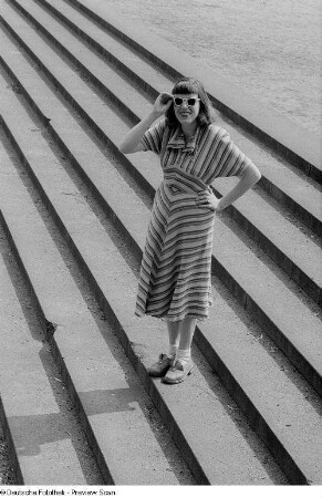 Renate Rössing, auf einer Treppe stehend