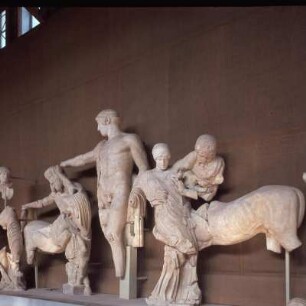 Westgiebel, Figur N, Kentaur; Figur O, Lapithin; Figur L, Apollon; Figur H, Lapithin und Figur G, Kentaur : Olympia, Archäologisches Museum. Westgiebel des Zeus-Tempel, 3. Jahrzehnt des 5. Jh. v. Chr. Raubender Kentaur, Apollon, Hippodameia, Kentaur