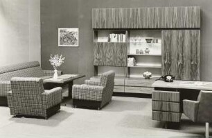Sitzgruppe : Wohnzimmer "Krossen" (1976; VEB Möbelkombinat Eisenberg). Anbauwand, Schreibtisch und Sitzgruppe