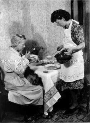 Zwei Frauen essen Suppe