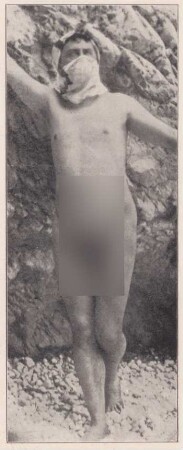 Fotografie einer unbekleideten Person vor einer Felswand