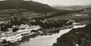 Schloss Pillnitz und Ort, Luftbild : Dresden-Pillnitz. Schloss Pillnitz und Ort von Westsüdwest gegen Borsberg und Graupa, mit Sportflugzeug Klemm L-30, Reklameflug für Sturm-Zigarettenfabrik Arthur Dreßler Dresden
