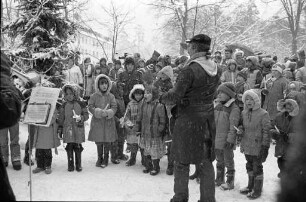 Gemeinsame Weihnachtsfeier für deutsche und amerikanische Kinder in der Paul-Revere-Siedlung