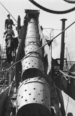 Bagger auf der Elbe. Baggerkörbe (Eimer) auf der Eimerleiter