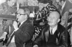 Max Frisch und Uwe Johnson beim Treffen einer SPD-Initiative