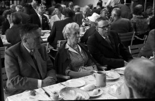 Nobelpreisträgertagung 1960 Mediziner; Bayrisches Frühstück am Tisch: Paul H. Müller, Frau ?, Artturi I. Virtanen