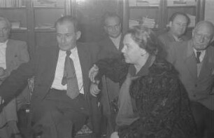 60. Geburtstag von Walter Maschke, Generalsekretär der Volksbühne Berlin : Schriftsteller Friedrich Wolf (2.v.l.) und Schauspielerin Steffie Spira mit weiteren Gästen