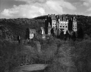 Wierschem. Burg Eltz (Ersterwähnung 1157, Teilzerstörung (Brand) 1920, Wiederherstellung bis 1939)