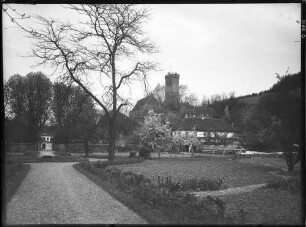 Bödigheim Schloss Ansicht von Südwesten mit Blick auf die Burgruine (1286 erbaut, 1618-1648 zerstört) und Bergfried
