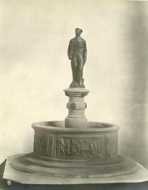 Modell für einen Stockbrunnen : Modell für einen Stockbrunnen. Ton (wohl 1910/1915; C. Brose)