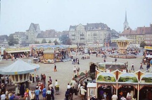 Erfurt, Domplatz. Rummel mit Karussells und Besuchern