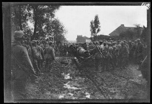 Fontenoy-la-Joûte (Dep. Meurthe-et-Moselle, Frankreich): feststeckendes Artilleriegeschütz ("schwieriger Mörsertransport")