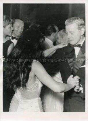 Der Schauspieler Dieter Borsche tanzt mit Laya Raki auf einem Filmball