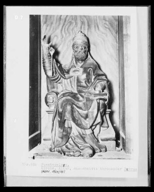 Altar, Detail: thronender Petrus als erster Bischof von Rom