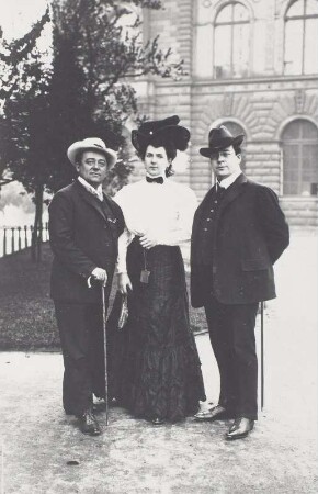 Carl Burrian, Elisabeth Boehm van Endert, Robert Burg : Carl Burrian, Elisabeth Boehm van Endert und Robert Burg. Aufnahme vor der Ost-Ecke der Gemäldegalerie. Fotografie (Weltpostkarte). Dresden, 1916/1920