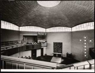 Vaterunser-Kirche Detmolderstraße/Blissestraße, Berlin-Wilmersdorf: Innenraum, Blick auf die Orgel und den Altar von der Empore aus, (ähnlich Inv.nr. F 5372, gleicher Standpunkt aber nicht identischer Ausschnitt)