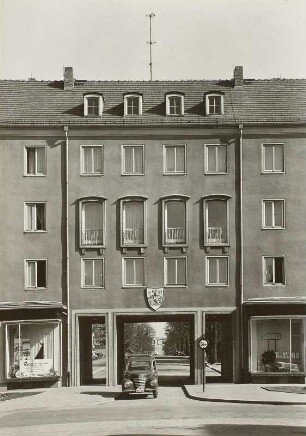 Dresden-Südvorstadt, Wohnhaus mit Durchfahrt und Framo