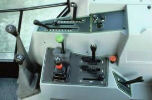 Fotografie: Traktor, Führerstand, Bedienelement, Arbeitsplatz