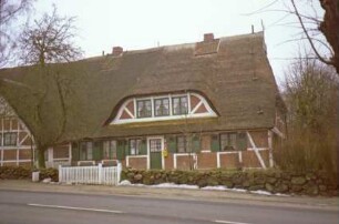 Möllner Landstraße 3: Fachwerkhaus mit Reetdach: traufständige Straßenseite: Teilansicht: Wohntrakt: mit Eingangstür, breiter Gaube: links Quergiebel