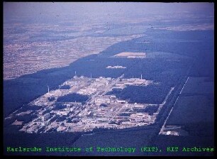 Luftaufnahme des Kernforschungszentrums Karlsruhe (KfK), von Süden