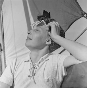Elisabeth Gremmler mit Sonnenbrille auf einem Segelboot