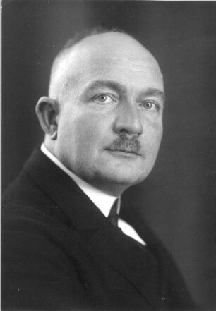 Porträt Oskar Reuther (Bauforscher; 1880-1954). Fotografie (Negativabzug auf Papier) von Ursula Richter. Dresden, um 1930