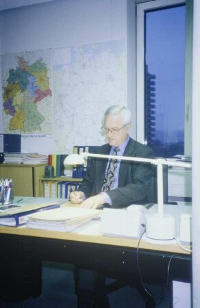 MR Standfuß am Schreibtisch (1996)