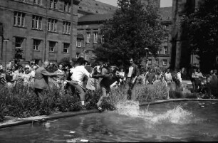 Freiburg: Teich vor der Mensa; Gautschen; Taufe der Druckereigesellen; Buchdruckereimeister