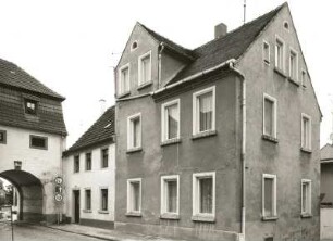 Belgern, Oschatzer Straße 52/53. Wohnhäuser (1. H. 19. Jh., Nr. 52; 18. Jh., Nr. 53). Blick zum Oschatzer Tor