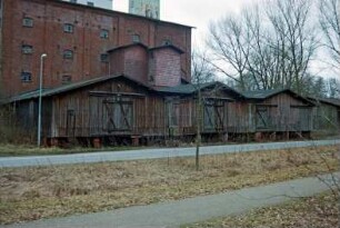 Lasbek-Barkhorst: Mühlenweg 3: Barkhorster Mühle W. F. Stoltenberg: altes Silogebäude aus Backstein: davor Bahn-Verladeschuppen der Mühle: 26. Januar 1999