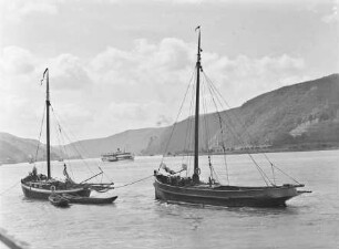 Rheinansicht mit historischen Fischerbooten und Ausflugsdampfer