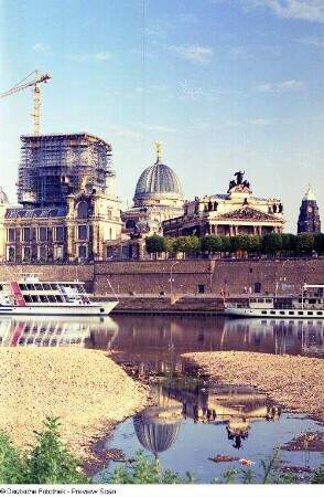 Hochschule für Bildende Künste : Blick vom Neustädter Ufer über die Elbe gegen Brühlsche Terrasse mit Gebäuden des Sächsischen Kunstvereins und der Hochschule für Bildende Künste mit der eingerüsteten Frauenkirche im Hintergrund
