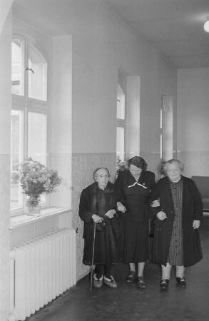 Einweihung eines jüdischen Altersheimes : Zwei Bewohnerinnen des Altersheims mit einer Frau