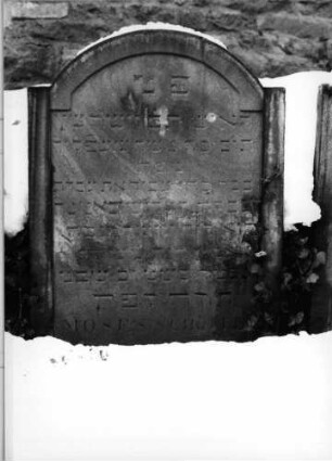 Grabstein 143 (Index: 100090973) Material: Sandstein Zustand: verwittert/Textverlust Maße HxBxT: 110x69x7 cm Beschreibung: Stele mit eingezogenem Rundbogen: Grabstein 143 (Nachholaufnahme)