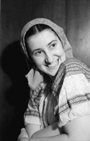 Bukarest: Fräulein Samarescu, im rumänischen Kostüm