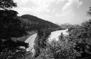 Füssen: Blick vom Hügel, mit Straße B 17 und Lech