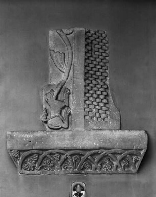 Kämpfer und Rest der ornamentierten Arkadenrahmung mit Pflanzenornament und Löwe