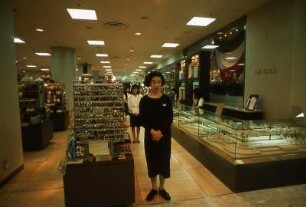 Schmuckabteilung in einem Warenhaus : Verkäuferinnen in einem Warenhaus in Tokio, 1990
