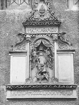 Denkmal für König Matthias Corvinus : Gauske, Briccius. Matthias-Relief (Denkmal für König Matthias Corvinus). Sandstein; 9 x 4 m. 1486, 1925/1926 erneuert. Bautzen, Matthiasturm, Stadtseite