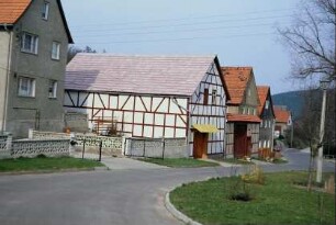Teilansicht des Angerbereiches, Zeile giebelständiger Gebäude