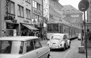 Freiburg: Verkehrsstau, Autos-Tram in der Salzstraße