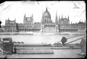 Budapest. Parlament (1896). Donaufront : Budapest. Parlament (1885-1904; Imre Steindl, Eröffnung 1896). Ansicht von Buda über die Donau
