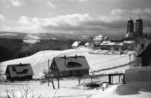St. Märgen: Blick über St. Märgen im Schnee