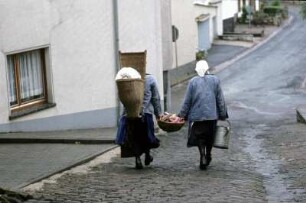 Frauen auf dem Weg zum Wäschewaschen