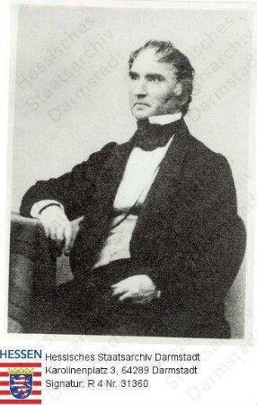Liebig, Justus Freiherr v., Prof. Dr. med., Dr. phil. (1803-1873) / Porträt, sitzend, rechtsgewandt, Kniestück