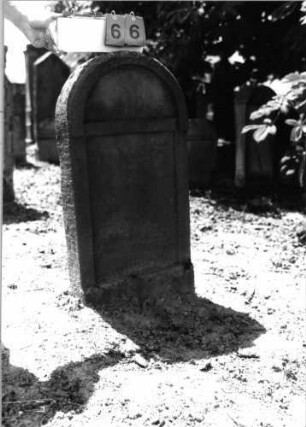 Grabstein 66 (Index: 99798196) Material: Sandstein, rot Zustand: stark verwittert Maße HxBxT: 98x51x11 cm Beschreibung: Stele, Rundbogenabschluß: Grabstein 66